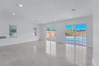 2005 N 36th Ave in Hollywood, FL - Building Photo - Building Photo