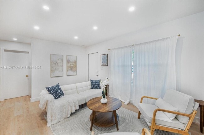 12325 NE 11th Pl in North Miami, FL - Building Photo - Building Photo