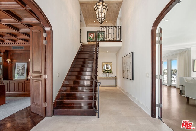 980 Stradella Rd in Los Angeles, CA - Building Photo - Building Photo