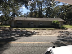 1884 NE 77th St in Ocala, FL - Foto de edificio - Building Photo