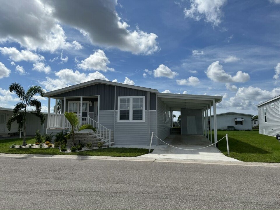 735 Pirates Rest Rd in North Fort Myers, FL - Building Photo