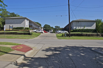 Townhill Oaks in Denton, TX - Foto de edificio - Building Photo