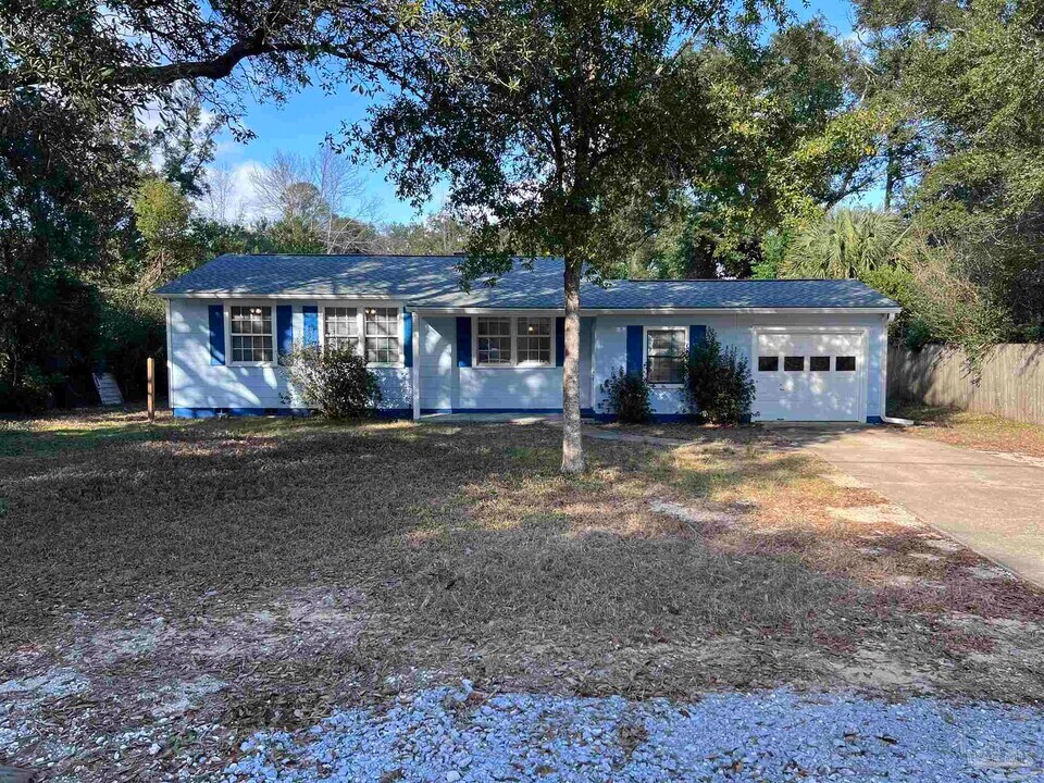 611 Rue Max St in Pensacola, FL - Building Photo
