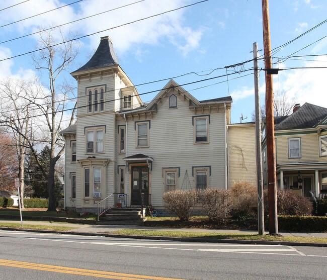 192 Albany Ave in Kingston, NY - Foto de edificio - Building Photo