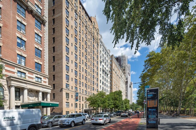 35 W 81st St in New York, NY - Building Photo - Building Photo
