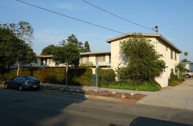 401 W Los Olivos St in Santa Barbara, CA - Foto de edificio - Building Photo