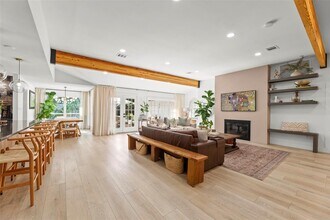 802 N Wilcrest Dr in Houston, TX - Building Photo - Building Photo