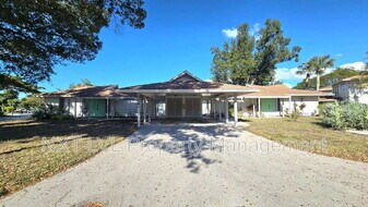 4279 Island Cir in Ft. Myers, FL - Building Photo