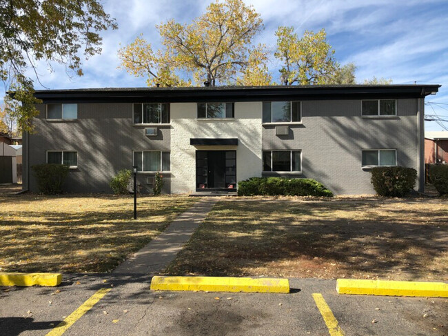 Oak Street Apartment Suites in Wheat Ridge, CO - Building Photo - Building Photo