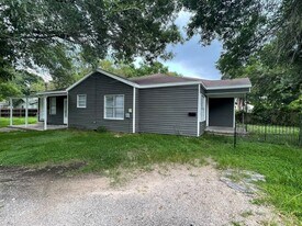 2330 Cedar Dr in La Marque, TX - Building Photo