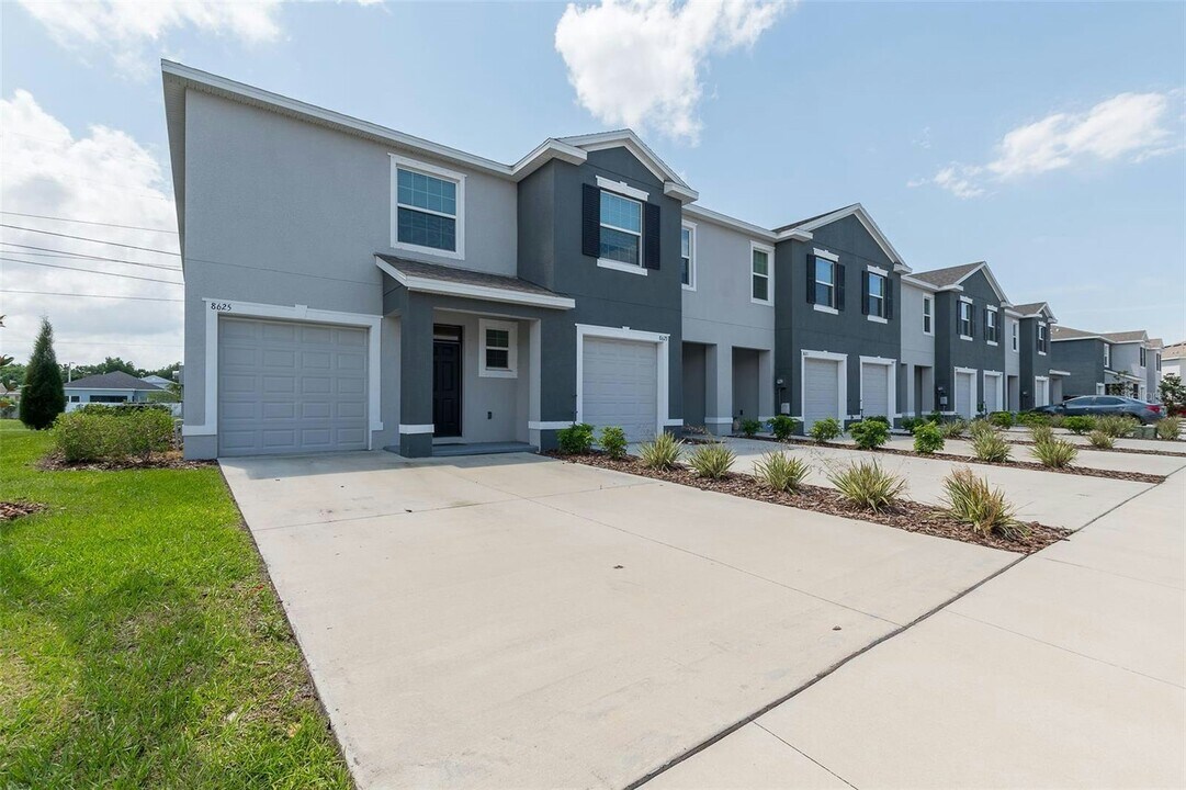 8625 Falling Blue Pl in Riverview, FL - Building Photo