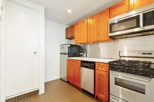 125 E 39th St in New York, NY - Building Photo - Building Photo