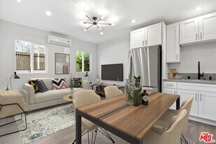 1233 Stearns Dr in Los Angeles, CA - Building Photo