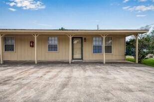 8430 Round Rock Dr in Houston, TX - Building Photo