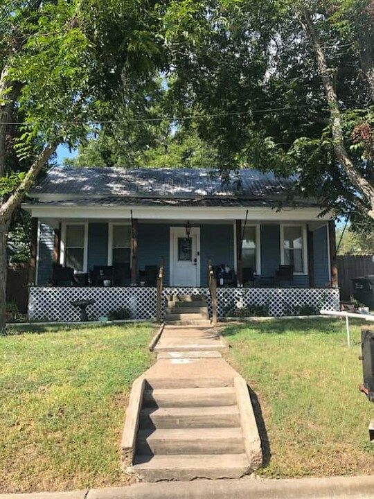 722 N Ave B in Shiner, TX - Foto de edificio