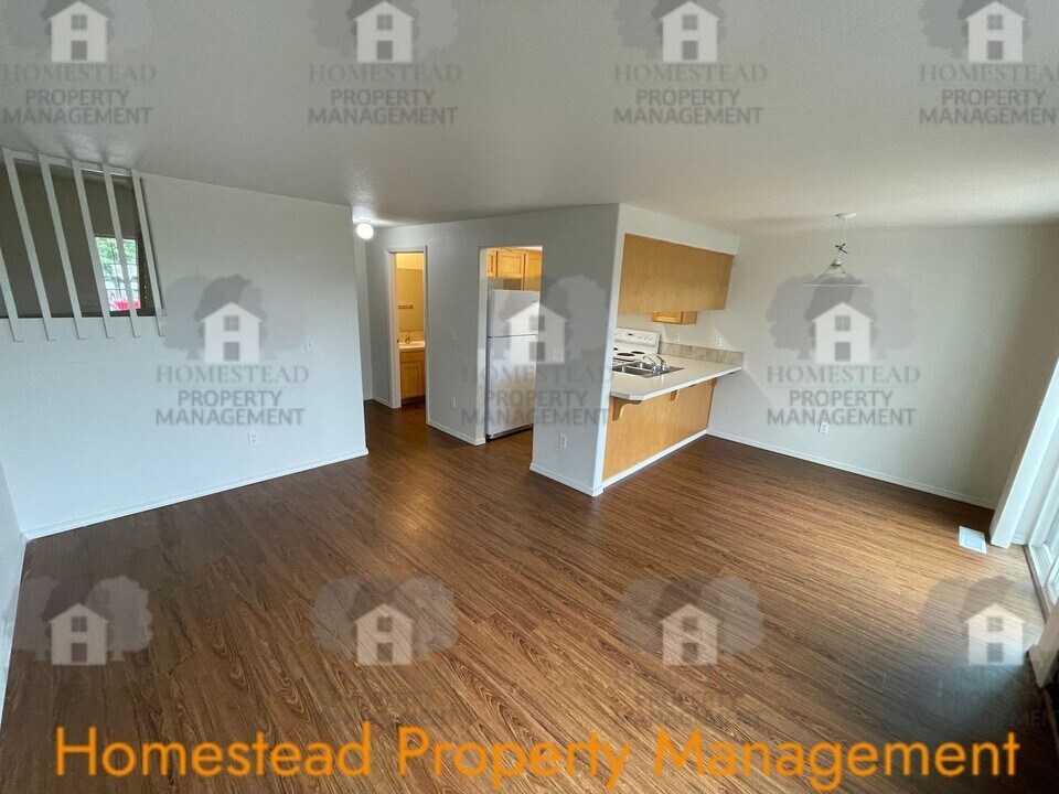 1472-1474 Falcon Loop in Independence, OR - Building Photo