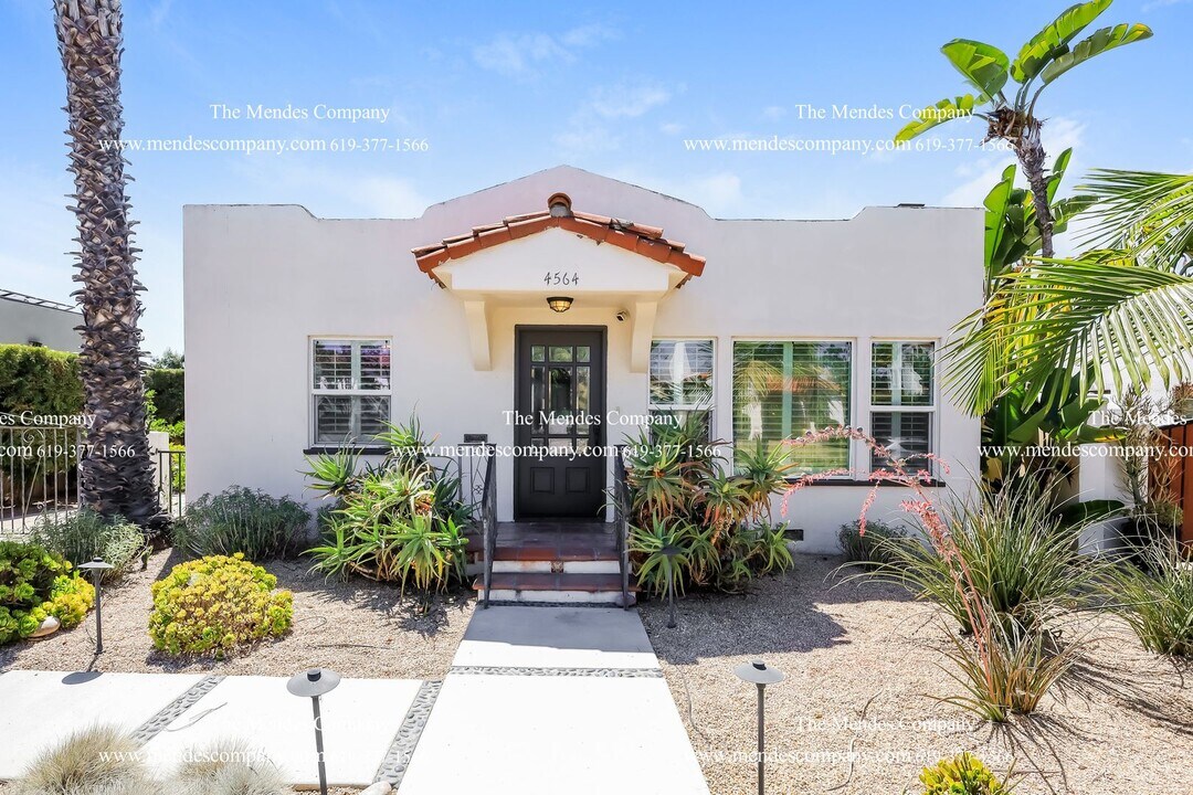 4564 El Cerrito Dr in San Diego, CA - Building Photo