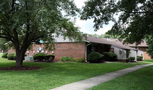 Northland Apartments in Greensboro, NC - Building Photo - Building Photo