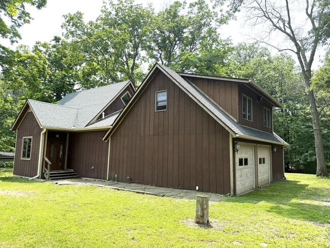 2433 County Road 1225 N in Saint Joseph, IL - Building Photo - Building Photo