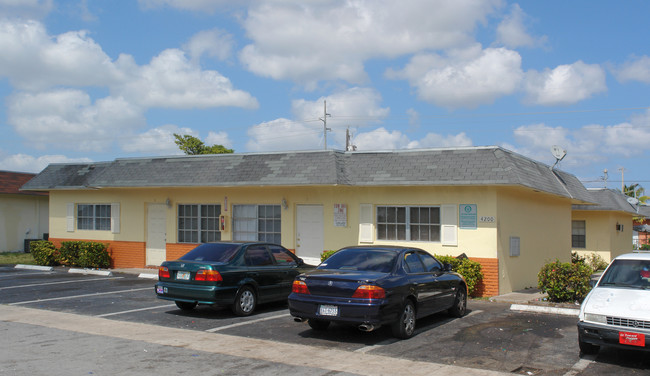 4200 NW 31st Ter in Lauderdale Lakes, FL - Building Photo - Building Photo