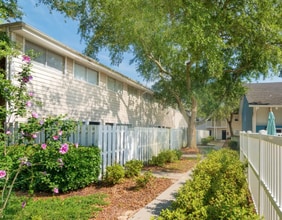 Gulf View Apartments | Remodeled! in Biloxi, MS - Foto de edificio - Building Photo