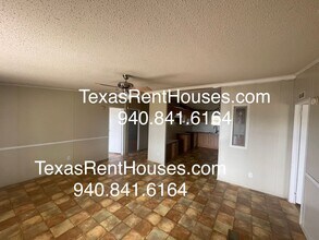 12872 McFall Rd in Iowa Park, TX - Building Photo - Building Photo