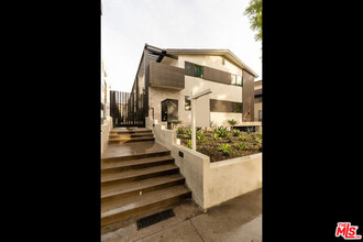 1262 N Sweetzer Ave in West Hollywood, CA - Building Photo - Building Photo