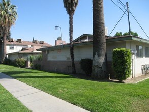 4420 E Sierra Madre Ave in Fresno, CA - Foto de edificio - Building Photo