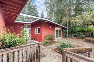 16818 SE 2nd Pl in Bellevue, WA - Foto de edificio - Building Photo