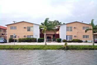 Glades River Apartments in North Miami Beach, FL - Building Photo - Building Photo