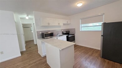 641 NW 2nd St, Unit 6 in Miami, FL - Building Photo - Building Photo