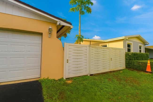 14420 SW 74th St in Miami, FL - Foto de edificio - Building Photo