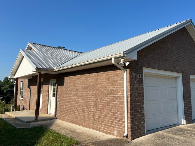 1465 Paran Rd, Unit B in Cookeville, TN - Foto de edificio - Building Photo