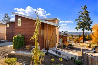 13063 SE 43rd Pl in Bellevue, WA - Building Photo - Building Photo