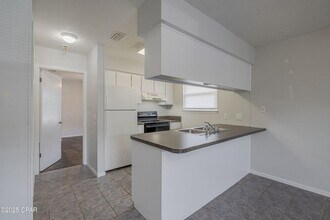7813 N Lagoon Dr in Panama City Beach, FL - Building Photo - Building Photo