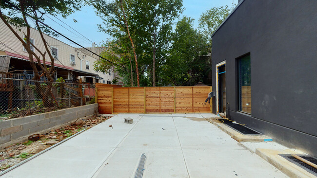 1112 DeKalb Ave in Brooklyn, NY - Building Photo - Building Photo