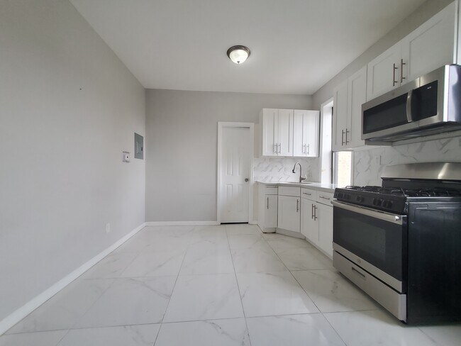 419 Ocean Ave, Unit 3F in Jersey City, NJ - Building Photo - Building Photo