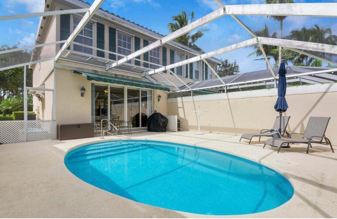 156 Santa Barbara Way in Palm Beach Gardens, FL - Building Photo