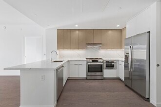 143 Old River Rd in Edgewater, NJ - Building Photo - Building Photo