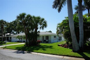 1877 Southpointe Dr in Sarasota, FL - Building Photo