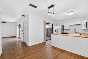 198 Lake Arbor Dr in Palm Springs, FL - Building Photo