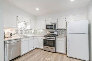 6539 Coldwater Canyon Ave in Los Angeles, CA - Building Photo