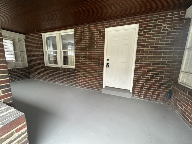 8250 Aber Rd in Verona, PA - Foto de edificio - Building Photo