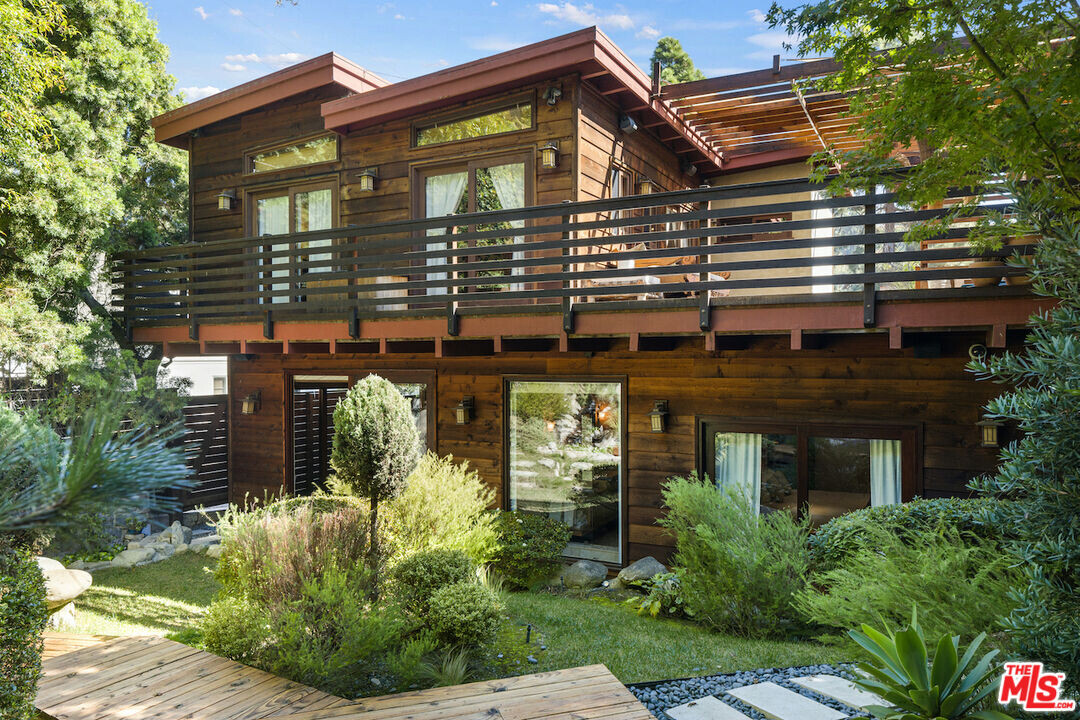 473 W Rustic Rd in Santa Monica, CA - Building Photo