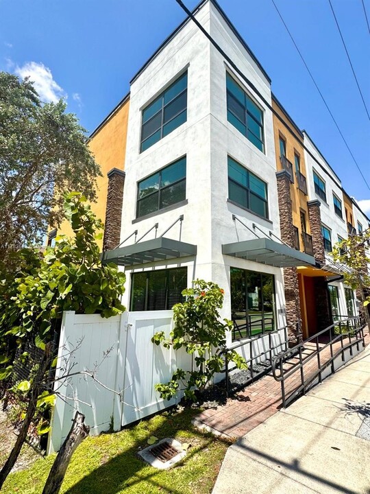 1405 N Dixie Hwy in Fort Lauderdale, FL - Foto de edificio