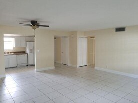 720 N Dixie Hwy in Lantana, FL - Building Photo