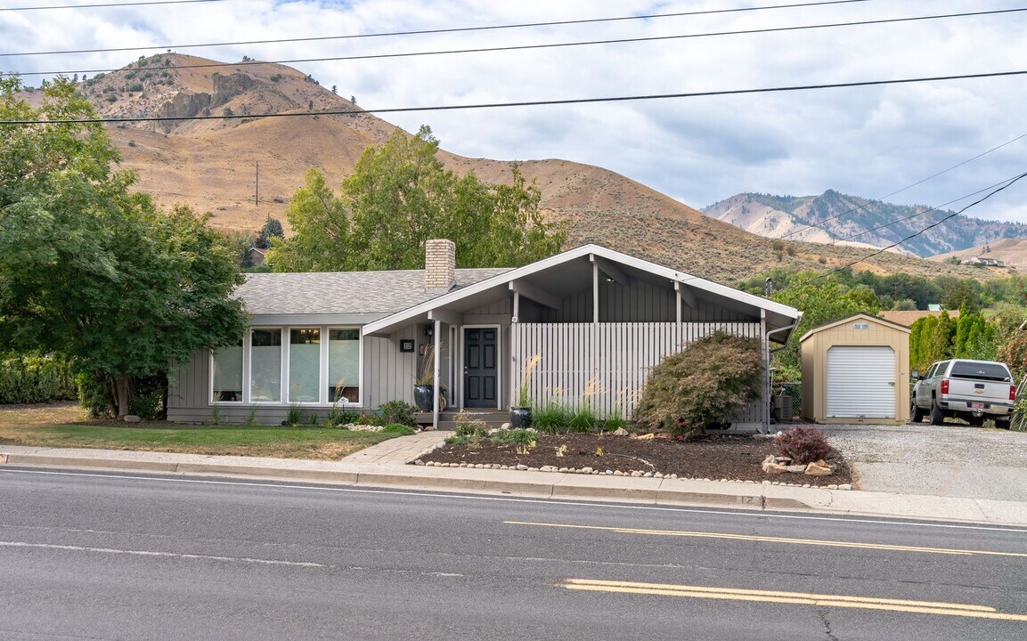 12 N Western Ave in Wenatchee, WA - Foto de edificio