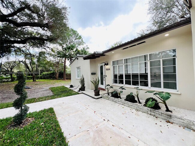 11504 NE 11th Pl in Biscayne Park, FL - Building Photo - Building Photo