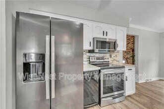 305 NW Shamrock Ave in Lee's Summit, MO - Building Photo - Building Photo