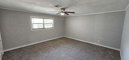 215 San Jacinto St in Highlands, TX - Building Photo - Building Photo